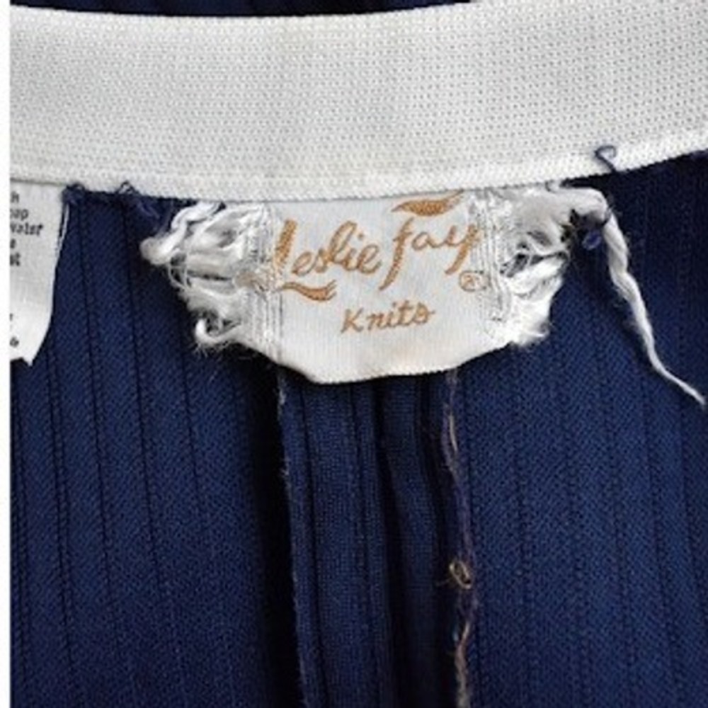 Vintage 1970s Leslie Fay Navy Blue White Pleated Knit Dress Red Trim V-Neck - Picture 15 of 15